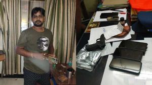 கோவையில் பரவும் துப்பாக்கி கலாசாரம்? துப்பாக்கியுடன் சுற்றிய இருவர் கைது.. அச்சத்தில் கோவை மக்கள்