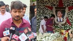 பெங்களூரில் உதயநிதி ஸ்டாலின்! புனித் ராஜ்குமார் குடும்பத்தினருக்கு ஆறுதல்! குடும்ப நட்பு என உருக்கம்