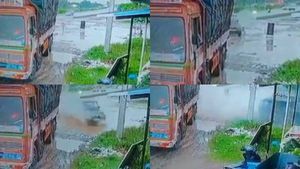 ரோடு எங்கே இருக்கு, கிணறு எங்கே இருக்கு! எப்படி விழுந்திருக்கு பாருங்க இந்த கார்! 2 பேர் பரிதாப பலி 