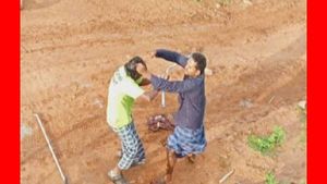 பெண்ணிடம் குடிக்க தண்ணீர் கேட்ட பெயிண்டர்.. கல்லையும், கம்பையும் எடுத்த குடும்பம்.. கடைசியில் ஷாக்