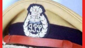 திடீர் திருப்பம்.. பிடிவாரண்ட் உத்தரவால் முன்னாள் சிறப்பு டிஜிபி நேரில் ஆஜர்.. நீதிபதியின் அதிரடி