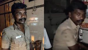 ராமேஸ்வரம் கோயில் அருகே திடீர் தீ விபத்து.. சாமர்த்தியமாக தீயை அணைத்த காவலருக்கு.. குவியும் பாராட்டு
