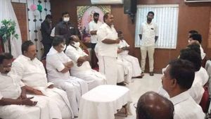 மதுரையில் ஆதரவாளர்களுடன் திடீர் மீட்டிங்! என்ன செய்யப் போகிறார் ஓபிஎஸ்?
