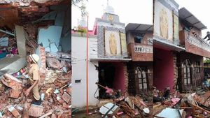 புதுச்சேரியில் திடீரென வெடித்த மர்மப் பொருள்... தரைமட்டமான வீடு.. 3 பேர் கவலைக்கிடம்! 