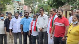 கோவை மாணவி தற்கொலை!  நீதி கேட்டு சின்மயா வித்யாலயா பள்ளி முற்றுகை! 