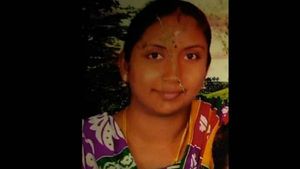 முகத்தை பிளாஸ்டிக் கவரால்  கட்டி,  தாராபுரம் நகை கடை அதிபர் மனைவி கொடூரமான தற்கொலை? பகீர் பின்னணி 