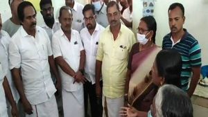 வெள்ளம் சூழ்ந்து.. வயிறு ஒட்டி பட்டினியாக இருந்த மூதாட்டி.. வீடியோ வெளியிட்ட இளைஞர்.. உதவிய அமைச்சர்