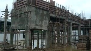  இந்த கட்டிடம் ரூ 84 கோடியாம்.. கட்டும்போதே புதைந்த கழிவுநீர் சுத்திகரிப்பு நிலையம்.. ஷாக் சம்பவம்