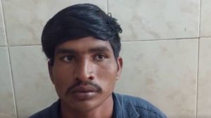 பஸ் ஸ்டாப்பில் மாணவிக்கு முத்தம்.. கோவையில் கம்பி எண்ணும் எலக்ட்ரீசியன் 