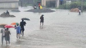 மதுரை, தூத்துக்குடி உள்ளிட்ட தென் மாவட்டங்களில் வெளுத்து வாங்கிய கனமழை - பெருக்கெடுத்த வெள்ளம் 