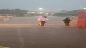 நெல்லையில் கொட்டித்தீர்த்த கனமழை.. குளமாக மாறிய திருநெல்வேலி பேருந்து நிலையம்.. பொதுமக்கள் அவதி