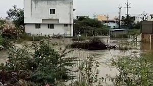 15 ஆண்டுகளுக்கு பின்.. மீண்டும் திருச்சியை திணறடிக்கும் வெள்ளம்.. முக்கிய ஆறுகளில் வெள்ளப்பெருக்கு