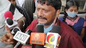 அடி உதை… கோவையில் விசிக நிர்வாகி மீது புகாரளித்து தற்கொலைக்கு முயன்ற அஞ்சல் ஊழியர்! 