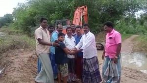 நீர் நிலைகளை தூர்வார.. உண்டியல் பணத்தை தந்த சிறுவன்.. பொதுமக்கள், தன்னார்வலர்கள் பாராட்டு 