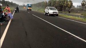  ஆக்ரோஷமான சூறைகாற்று.. நடுவழியில் பீதியில் நின்ற ராமநாதபுர மக்கள்.. 2 நாட்களுக்கு பலத்த மழை 