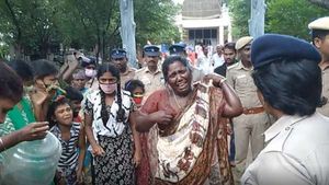 கடன் தொல்லை- திண்டுக்கல் கலெக்டர் அலுவலகத்தில் அரசு ஊழியர் குடும்பத்தினர் 7 பேர் தீக்குளிக்க முயற்சி 