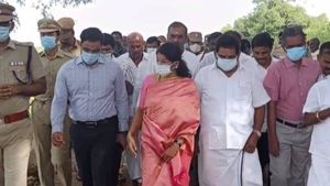 விடிவு பிறக்குமா ..  தாமிரபரணி ஆற்றை நேரில் பார்வையிட்ட கனிமொழி எம்பி.. தந்த உறுதி! 
