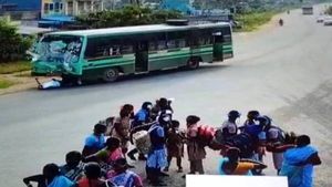 கிருஷ்ணகிரி அருகே.. பைக் மீது மோதி நேருக்கு நேர் மோதிய அரசு பஸ்.. வாலிபர் பரிதாப பலி 