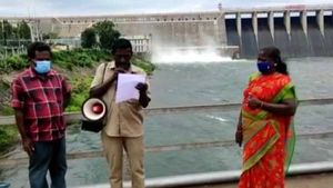 பவானிசாகர் அணையிலிருந்து 11,600 கன அடி நீர் திறப்பு.. கரையோர மக்களுக்கு வெள்ள அபாய எச்சரிக்கை 