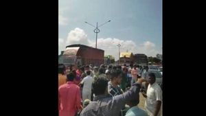 4 KM தூரம் நின்ற வாகனங்கள்; முடிவு தெரியாமல் கலைய மறுத்த மக்கள்; ஸ்தம்பித்த சென்னை -பெங்களூர் ஹைவே! 