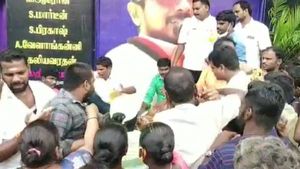 உதயநிதி பிறந்த நாளுக்கு இலவச தக்காளி.. முண்டியடித்த பொதுமக்களால் டிராபிக் ஜாம்.. போலீசார் குவிப்பு