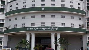  கழுத்தை நெரித்த கடன் தொல்லை.. திருப்பூர் ஆட்சியர் அலுவலகம் முன் கணவன், மனைவி தீக்குளிக்க முயற்சி 