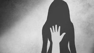 11 வயது சிறுமியை காரில் கடத்தி பாலியல் தொல்லை.. பால் வியாபாரி உள்பட 2 பேருக்கு வலைவீச்சு! 