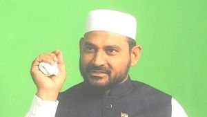 வன்முறையை தூண்டும் காட்சிகள்.. மாநாடு படத்தை அரசு தடை செய்ய வேண்டும் - பா.ஜ.க.வின்  வேலூர் இப்ராஹிம்