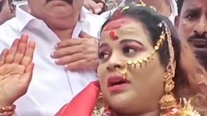 தமிழகத்தில் பிரளயம்... என் காலடி பட்ட இடத்தில் கொரோனா ஒழியும் - மாடர்ன் பெண் சாமியார் அருள்வாக்கு 