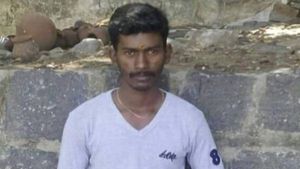 கரூர் அருகே.. பட்டப் பகலில் மோட்டார் வாகன ஆய்வாளர் வேன் ஏற்றி கொலை.. நீதிமன்றத்தில் டிரைவர் சரண் 