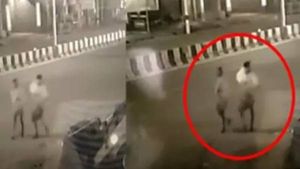 பசியால் இறந்த சிறுவன் வழக்கில் திடீர் திருப்பம்.. போர்வை மூடி தூக்கிச் செல்லும் இருவர் யார்? 