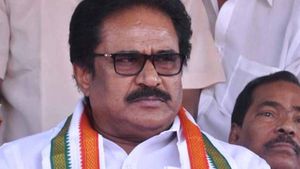 நான் பேசும் போது ஏன் யாரும் கைதட்டவில்லை? என்ன தயக்கம் உங்களுக்கு? திருநாவுக்கரசர் வருத்தம்! 