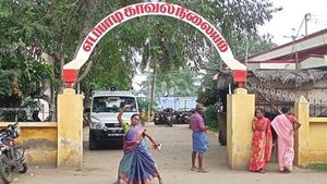 புடவையை சும்மா ஏத்தி செருகி.. அக்கா ஒரே டான்ஸ்தான்.. அதுவும் எடப்பாடி போலீஸ் ஸ்டேஷன் வாசலிலேயே..!