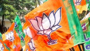 மத்திய அரசிடம் நிதி கேட்கும் தமிழக அரசு இதையும் செய்ய வேண்டும்.. பா.ஜ.க.வினர் கோரிக்கை! 