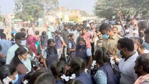 வீடியோ கால் மூலம் அத்துமீறிய ஆசிரியர்.. கொதித்தெழுத்த மாணவிகள் - கைது செய்யக்கோரி மறியல் 