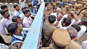 ஒரகடத்தில் போராட்டத்தில் ஈடுபட்ட  ஃபாக்ஸ்கான் ஆலை பெண் தொழிலாளர்கள் திடீர் கைது 