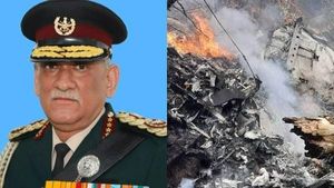  நீலகிரி: ராணுவ ஹெலிகாப்டர் தரையில் விழுந்து விபத்து: முப்படை தலைமை தளபதி பிபின் ராவத் உயிரிழப்பு!