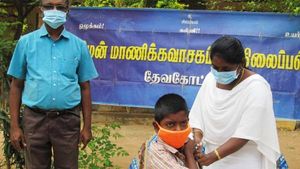 தேவக்கோட்டை சேர்மன் மாணிக்கவாசகம் பள்ளியில் மாணவர்களுக்கு தடுப்பூசி  முகாம் 