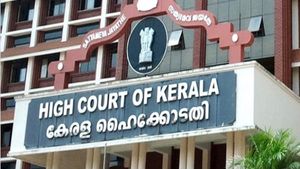  யாராக இருந்தாலும்,அது ஆளும் தரப்பாக இருந்தாலும்.. சட்டத்திற்கு கீழ்தான்.. கேரள ஐகோர்ட் சம்மட்டி அடி
