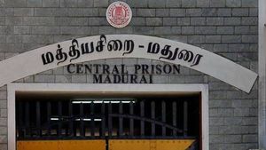 மதுரை மத்திய சிறையில் கைதிகள் மோதல்...பிளேடால் கீறியதால் காயம் - கற்களை வீசி தாக்குதல்