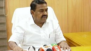 நிதி வேண்டாம்.. நீதிதான் வேண்டும்..! அமைச்சரிடம் குமுறிய மணிகண்டனின் உறவினர்கள் 