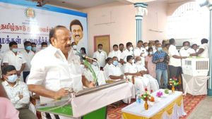 சும்மா இருக்க முடியாது! தலைமை கண்காணிக்கிறது! வேலை வாங்கும் அமைச்சர் எம்.ஆர்.கே.பன்னீர்செல்வம்! 