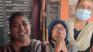 ஆஞ்சநேயர் கோயிலை இடிக்கிறாங்க.. யாராவது காப்பாற்றுங்களேன்.. கதறி அழும் காஞ்சி பக்தர்கள் 
