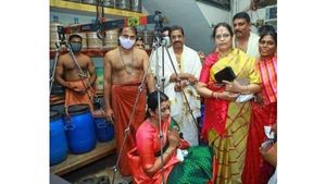 குருவாயூர் கோயிலுக்கு துர்கா ஸ்டாலின் திடீர் விசிட்... எடைக்கு எடை நேர்த்திக் கடன் செலுத்தி வழிபாடு 