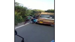 படியில் பயணம்.. சாலையில் விழுந்த மாணவன்.. பதைபதைக்க வைக்கும் வீடியோ 