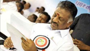 குலுங்கிய கோவை.. வீதிக்கு வந்து போராடிய ஊழியர்கள்.. ஓபிஎஸ் முதல் ஆளாக அறிக்கை.. மிஸ் செய்த இபிஎஸ்! 
