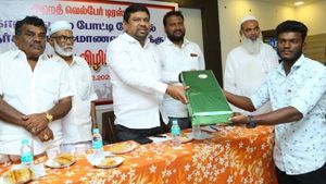 காவல் துறைக்கான போட்டித் தேர்வு.. வெற்றி பெற்றோரை பாராட்டிய எம்பி 