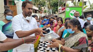 பரப்புரையில் பம்பரமாக சுழலும் எஸ்.பி.வேலுமணி! கமகமக்கும் பிரியாணியுடன் பரிசுப்பொருட்கள்! 