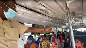  அரசு பேருந்தில் மாஸ்க் போடாதவர்களை வறுத்தெடுத்த தேனி ஆட்சியர்.. வீடியோ வைரல்! 