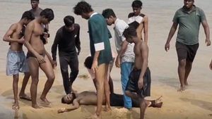 சென்னை அருகே நீச்சல் தெரியாமல் கூவம் ஆற்றில் குளித்தவர் நீரில் மூழ்கி பலி 